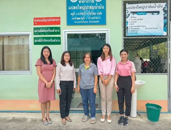 พาณิชย์ตรัง ลงพื้นที่พบปะผู้ประกอบการกลุ่มวิสาหกิจชุมชนแปลงใหญ่ปาล์มน้ำมันท่าสะบ้า  เยี่ยมชมกระบวนการแปรรูปผลปาล์มน้ำมัน ซึ่งเป็นพืชเศรษฐกิจหลักของจังหวัด