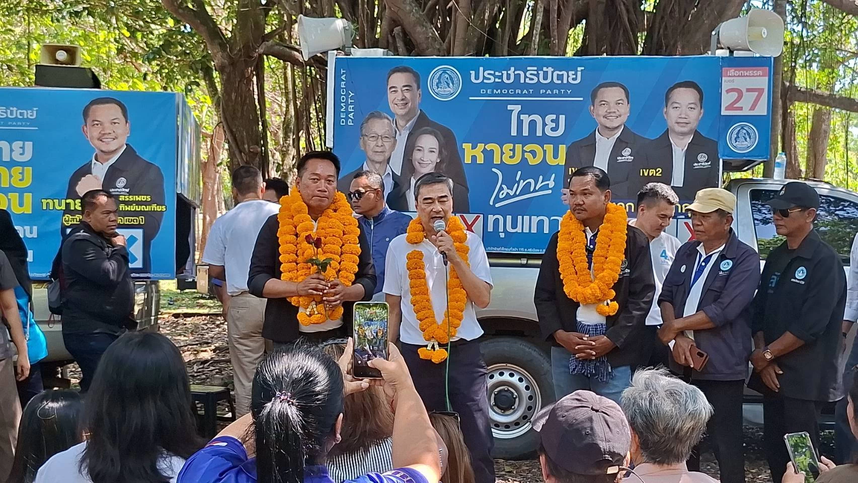 พังงา - อภิสิทธิ์ บุกพังงา ช่วยผู้สมัครหาเสียง ชาวบ้านแห่ต้อนรับอบอุ่น เน้นย้ำนโยบายแก้ปากท้องทำการเมืองสุจริตหลังจากผลโพสมีเก้าอี้ 40 ที่นั่งขอให้ประชาชนช่วยเลือกเพื่อคุมเกมส์ให้กับประชาชน